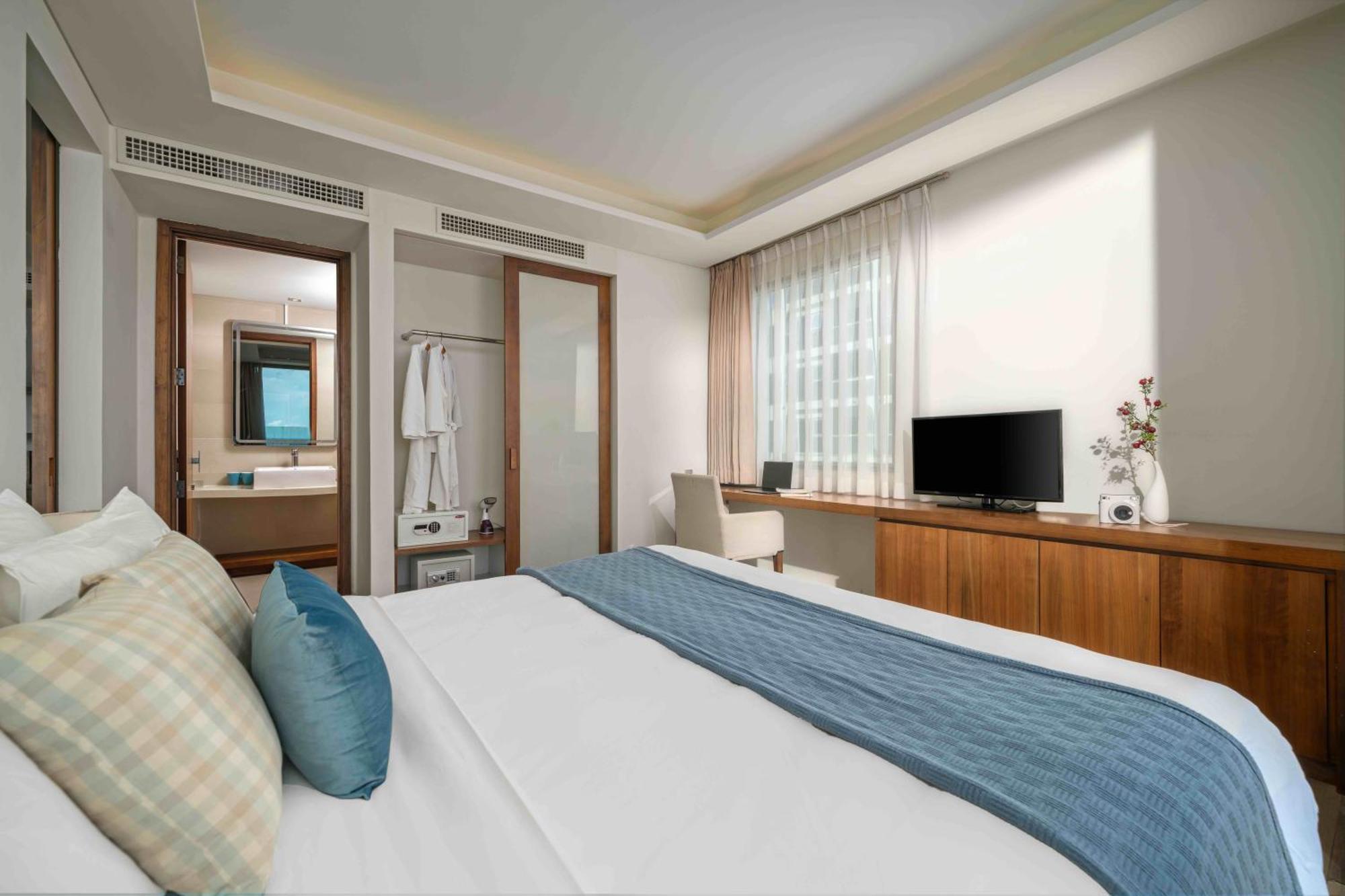 Stunning Apartments Across My Khe Beach ! Rooftop Pool & Gym Da Nang Exterior photo