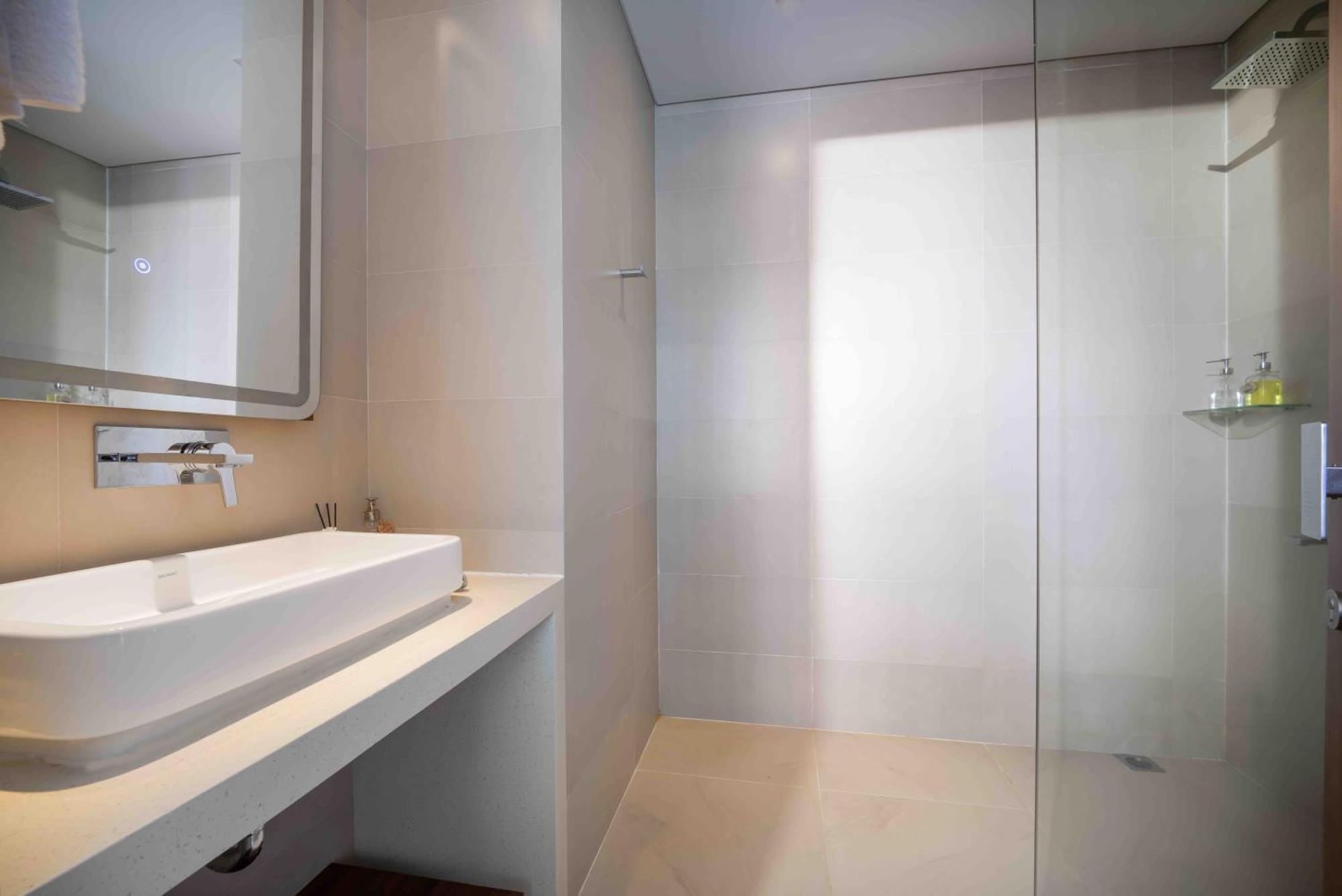Stunning Apartments Across My Khe Beach ! Rooftop Pool & Gym Da Nang Exterior photo